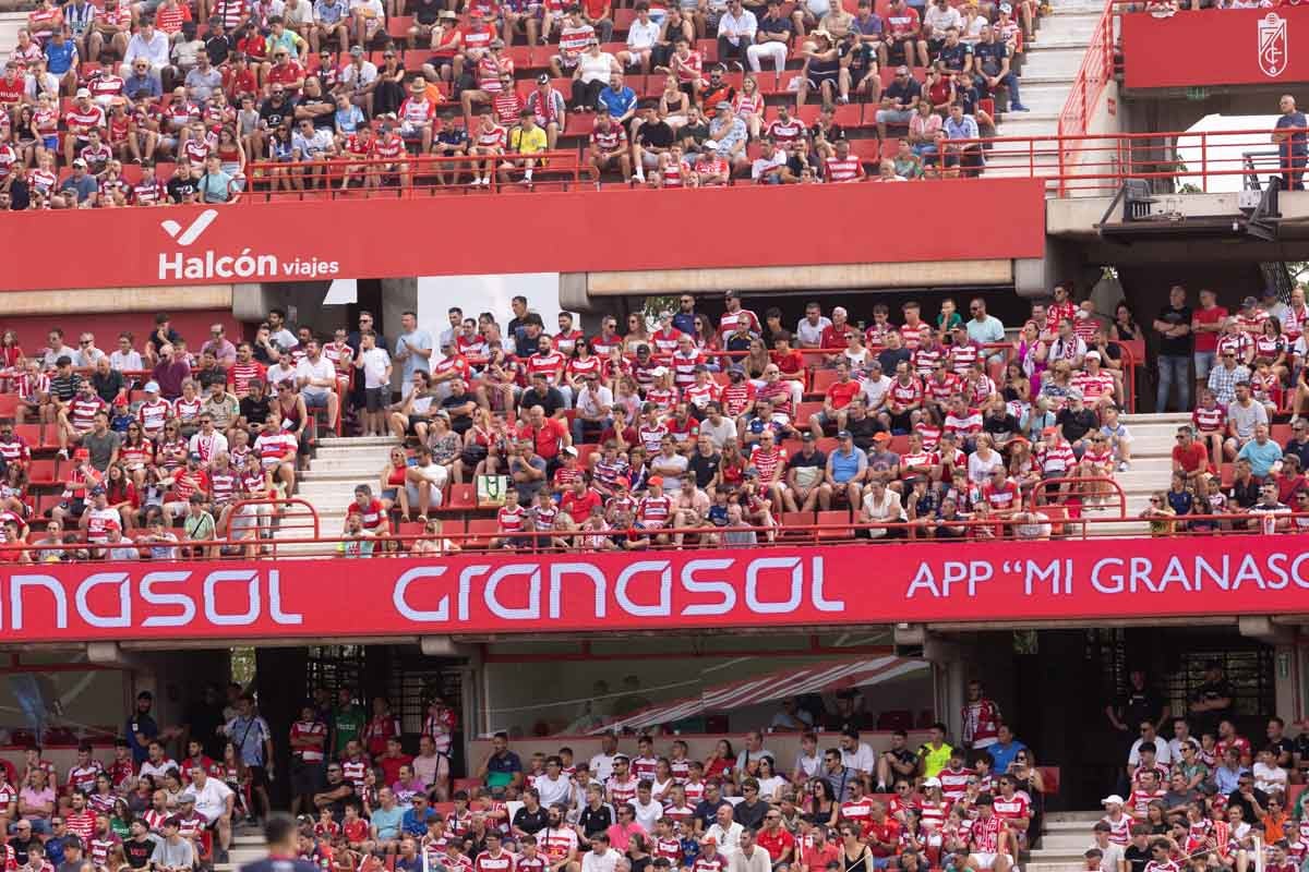 Encuéntrate en la grada de Los Cármenes en el Granada - Deportivo