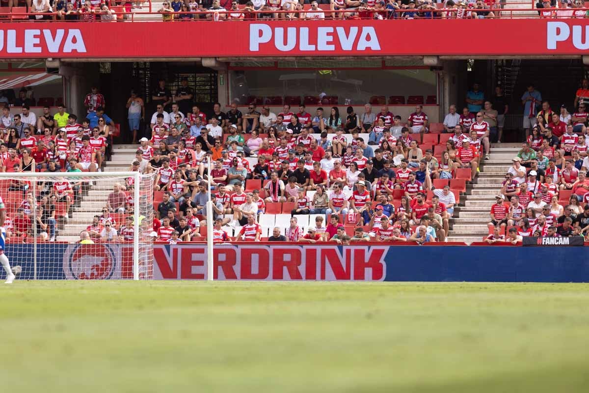 Encuéntrate en la grada de Los Cármenes en el Granada - Deportivo