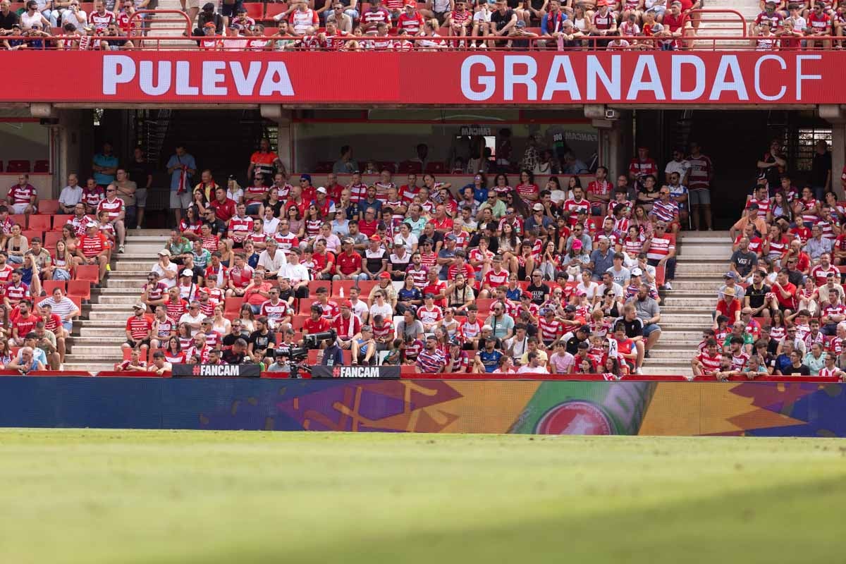Encuéntrate en la grada de Los Cármenes en el Granada - Deportivo