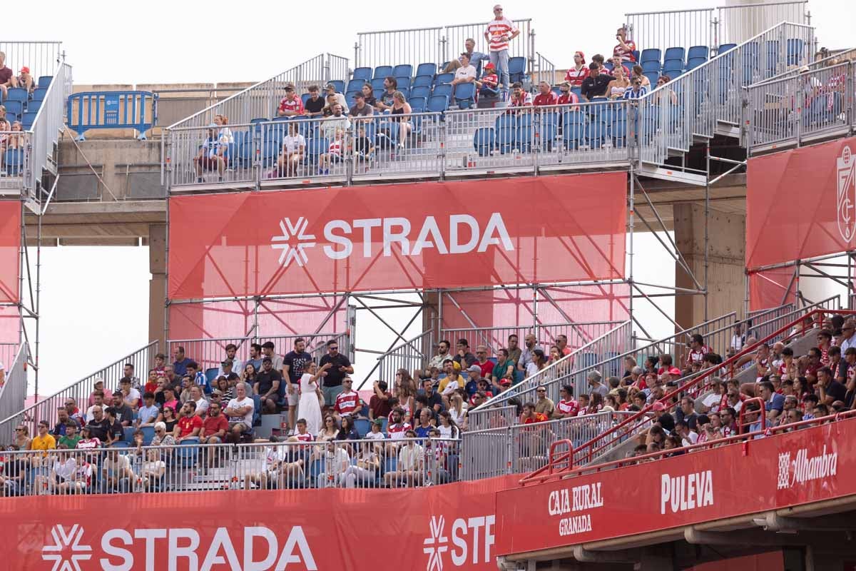 Encuéntrate en la grada de Los Cármenes en el Granada - Deportivo