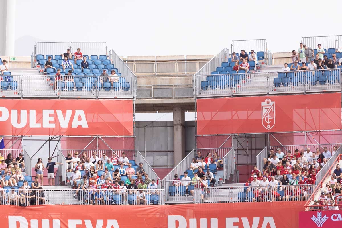 Encuéntrate en la grada de Los Cármenes en el Granada - Deportivo
