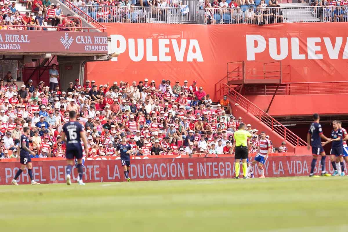 Encuéntrate en la grada de Los Cármenes en el Granada - Deportivo