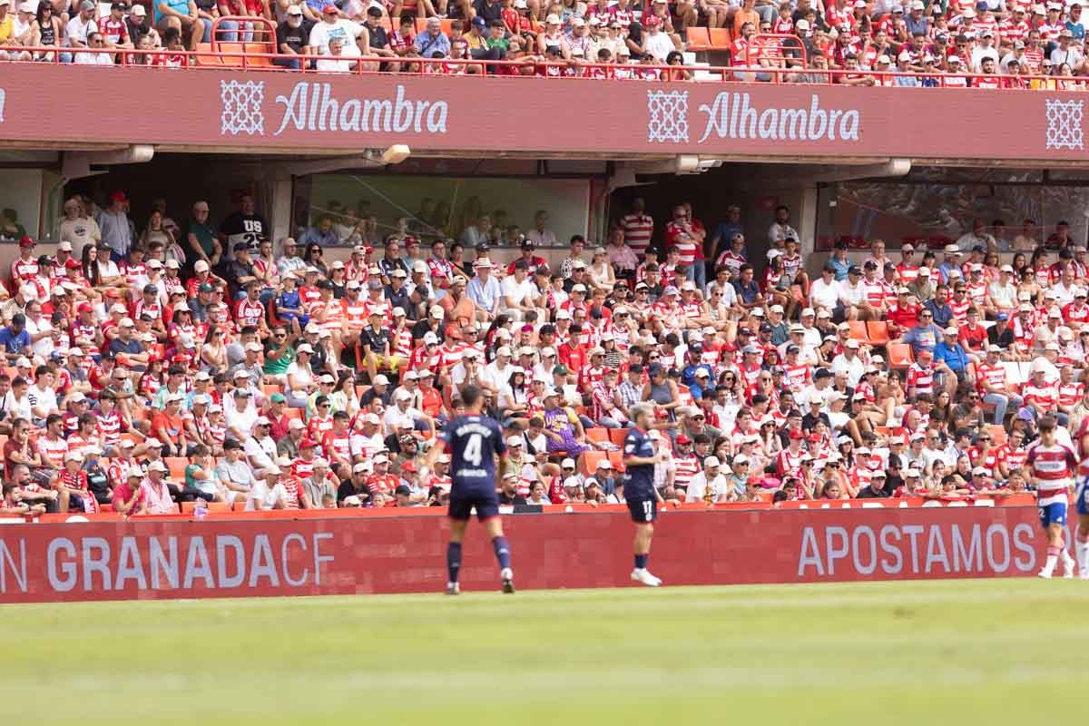 Encuéntrate en la grada de Los Cármenes en el Granada - Deportivo