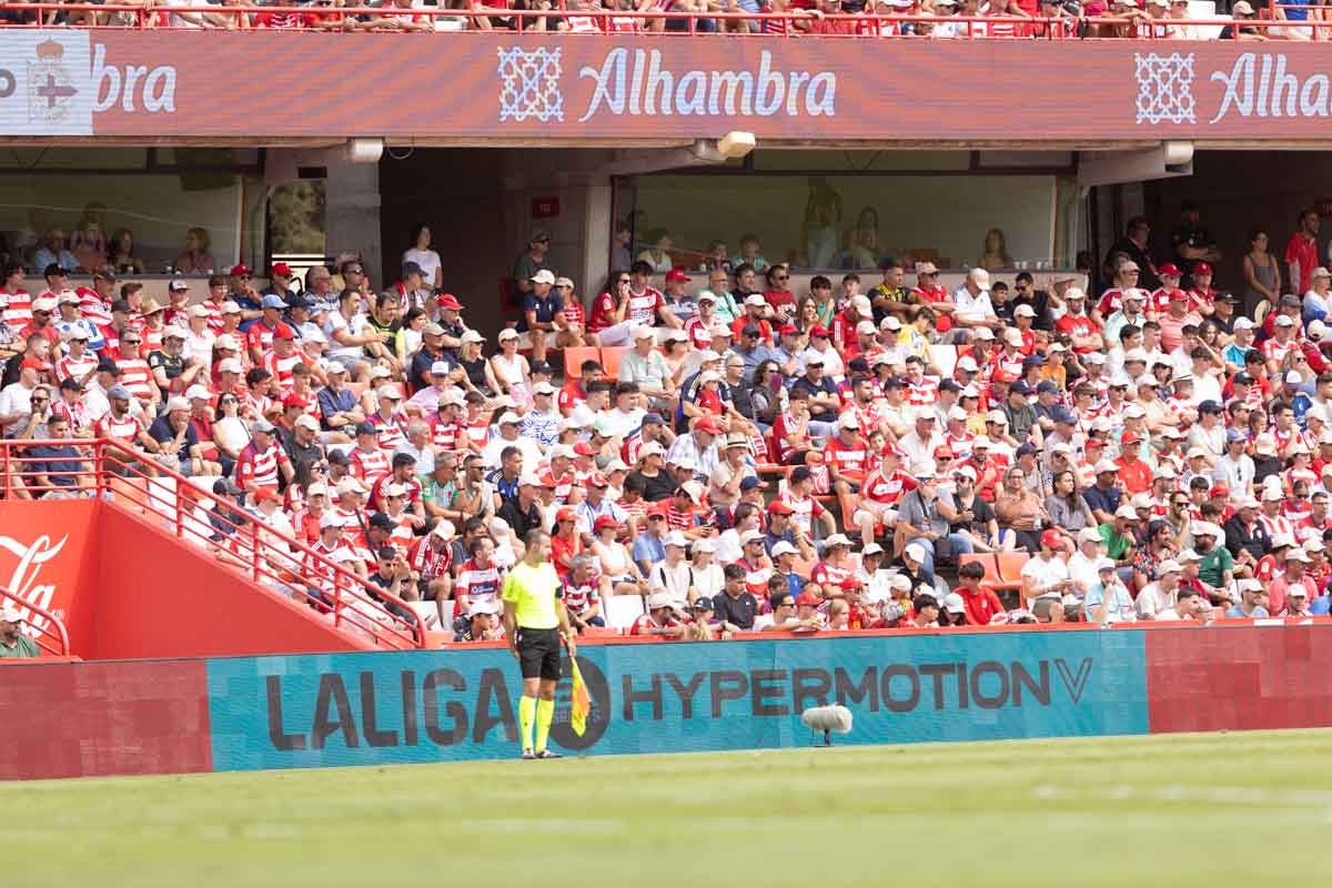 Encuéntrate en la grada de Los Cármenes en el Granada - Deportivo