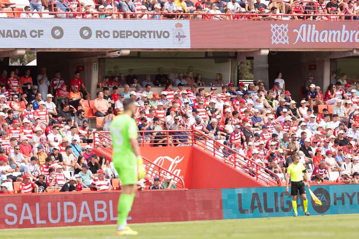 Encuéntrate en la grada de Los Cármenes en el Granada - Deportivo