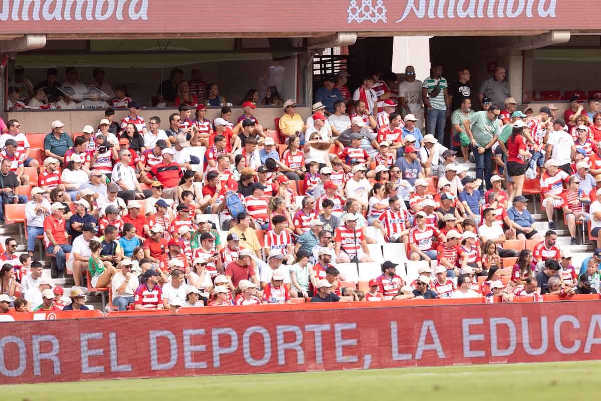 Encuéntrate en la grada de Los Cármenes en el Granada - Deportivo