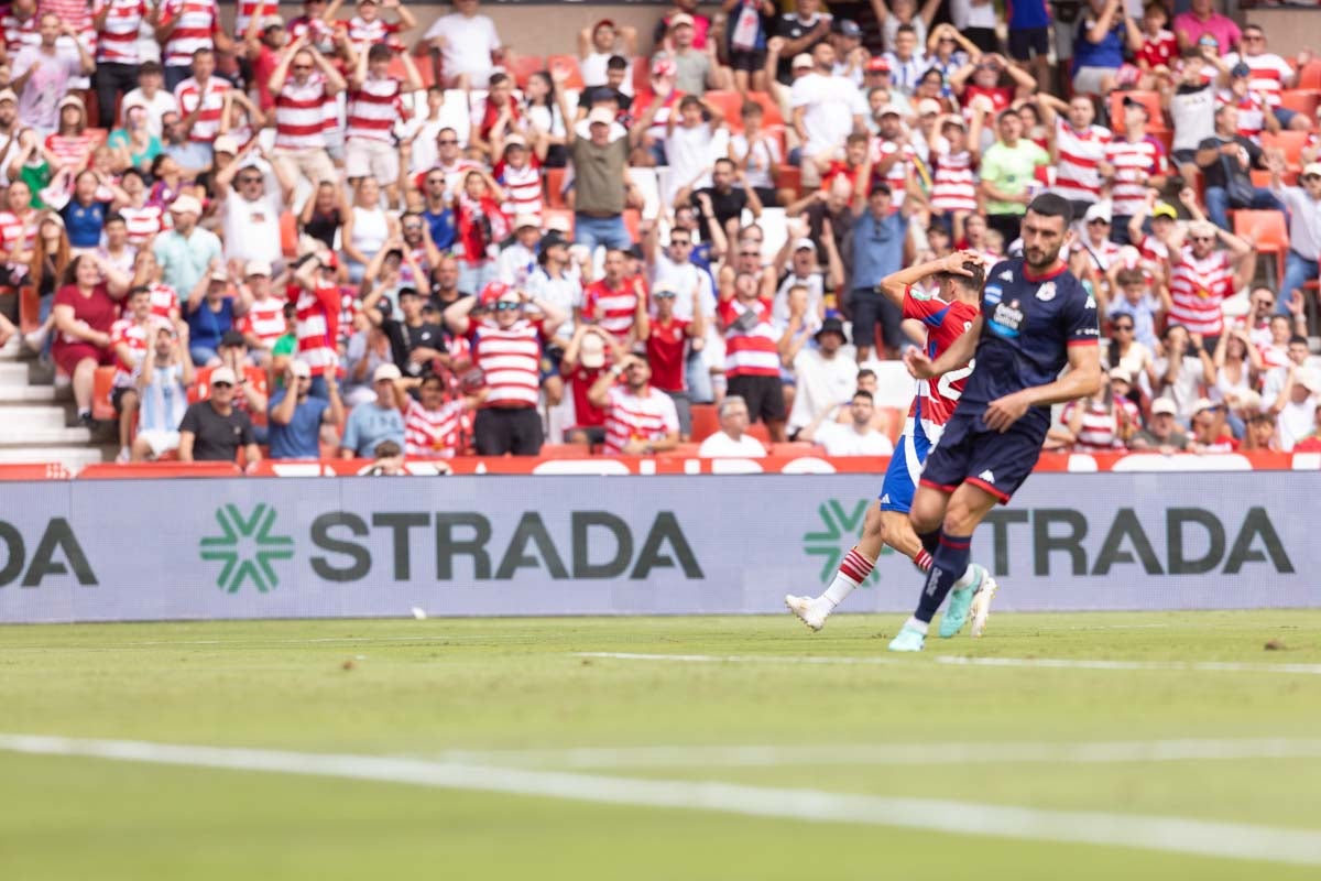 Encuéntrate en la grada de Los Cármenes en el Granada - Deportivo