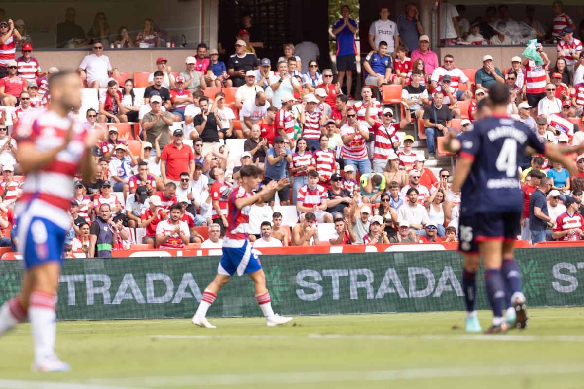 Encuéntrate en la grada de Los Cármenes en el Granada - Deportivo