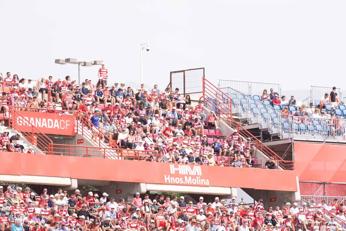 Encuéntrate en la grada de Los Cármenes en el Granada - Deportivo