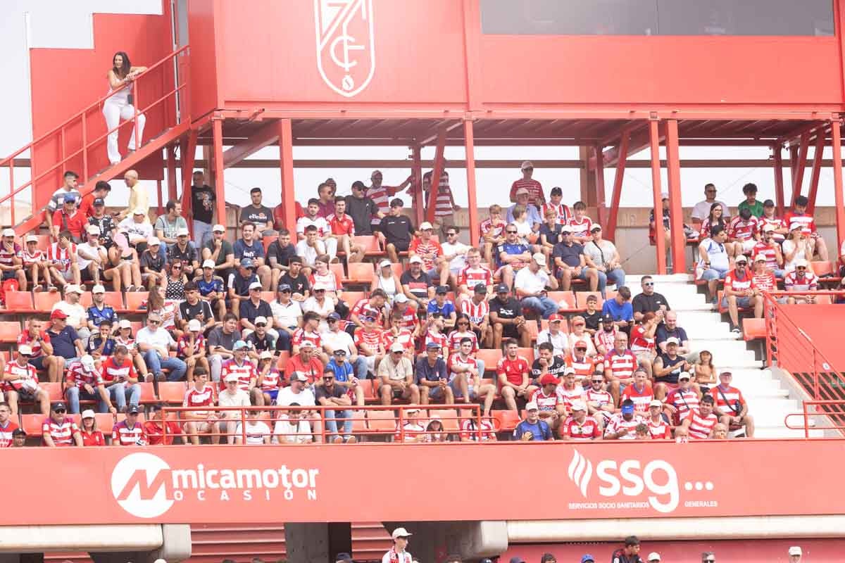 Encuéntrate en la grada de Los Cármenes en el Granada - Deportivo