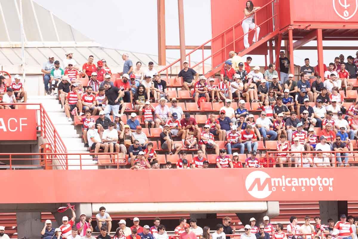 Encuéntrate en la grada de Los Cármenes en el Granada - Deportivo