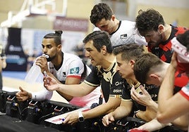 Pablo Pin da instrucciones.