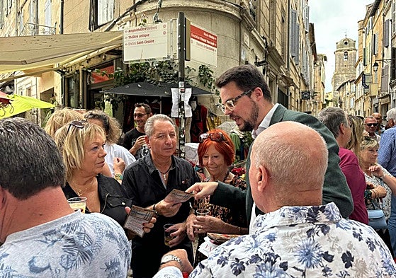 Francisco Javier Lozano reparte información turística.
