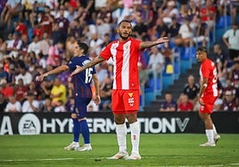 Luis Suárez se lamenta de una acción del partido.