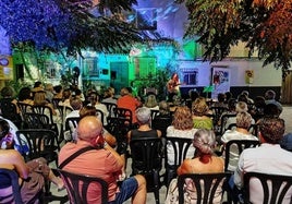 El público asistente a este encuentro de música y poesía en Peal.