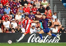 Baptistao durante un duelo en el partido contra el Eldense