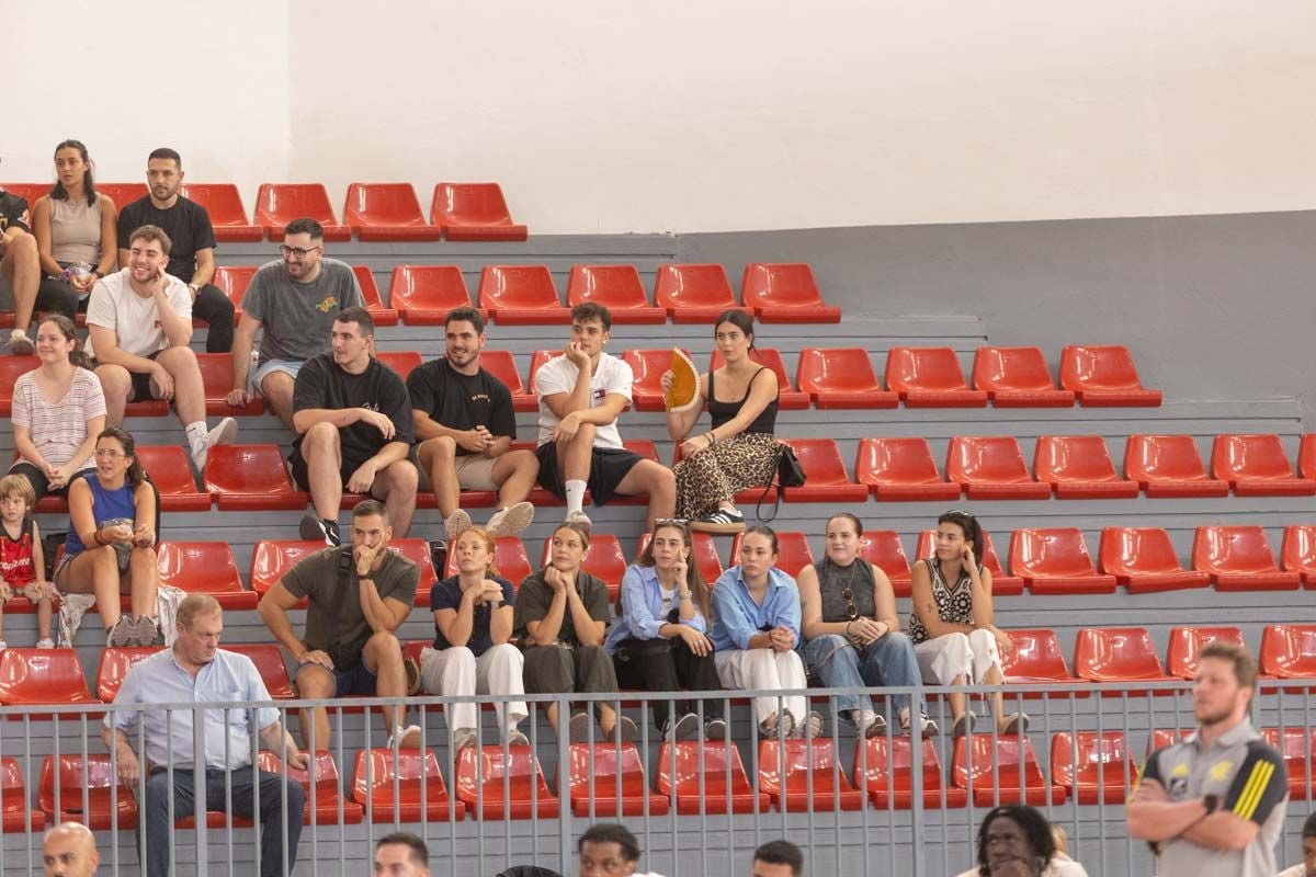 Encuéntrate en la grada durante el Covirán Granada - Flamengo