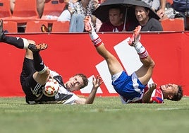 Rodelas, en el suelo tras una entrada de un jugador del Xerez.