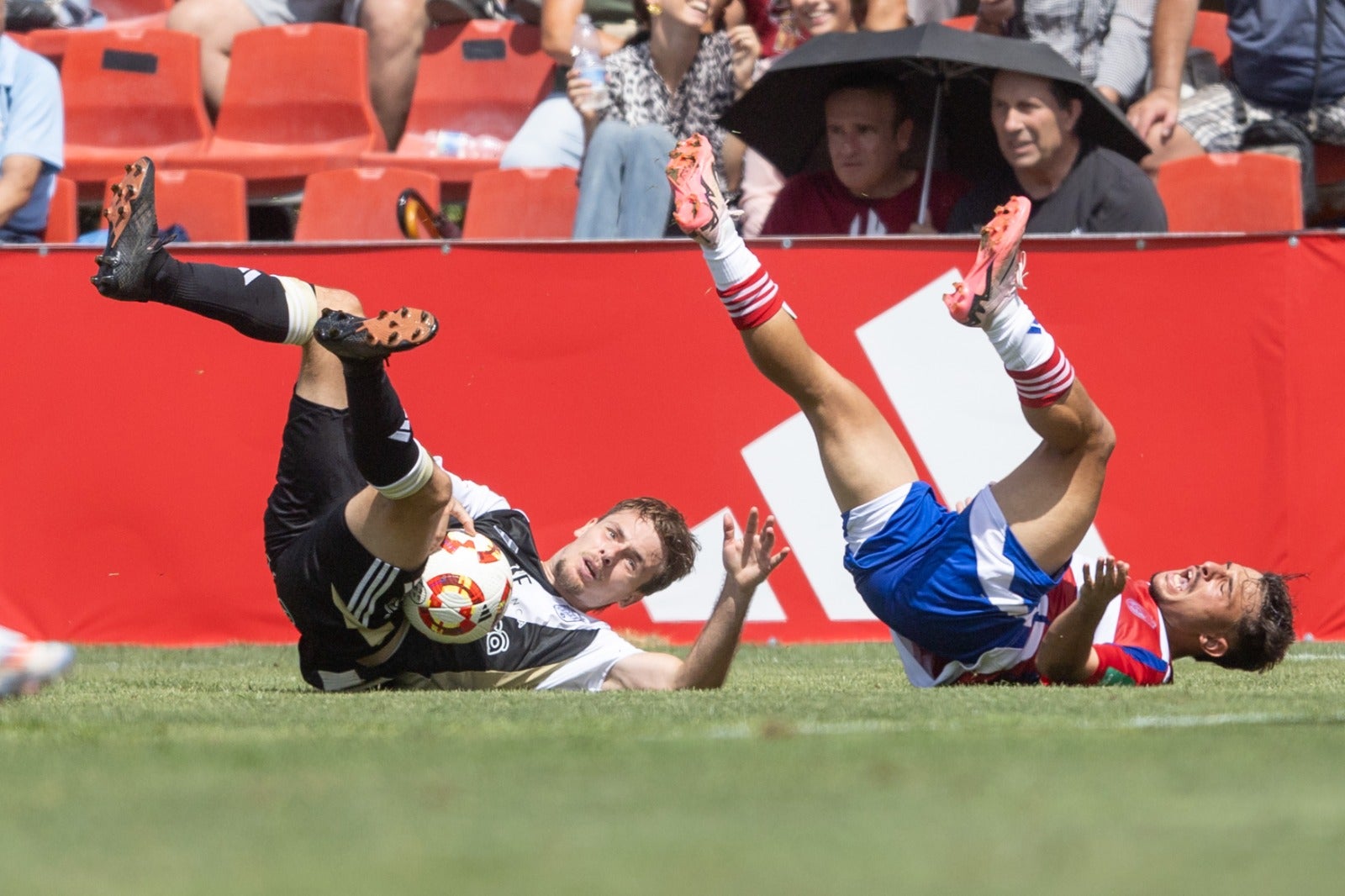 Rodelas, en el suelo tras una entrada de un jugador del Xerez.