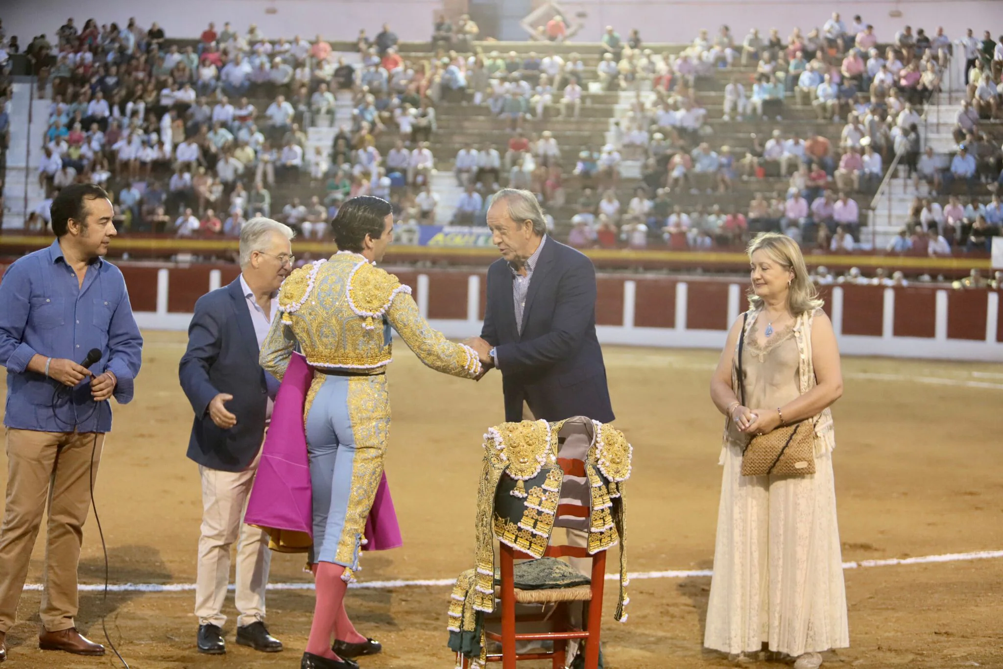 Entrega de un traje de luces a la Matriz de la Virgen de la Cabeza por parte de Juan Ortega.