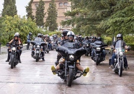 El grupo de moteros atraviesa los Jardines del Triunfo con su Harley Davisons.