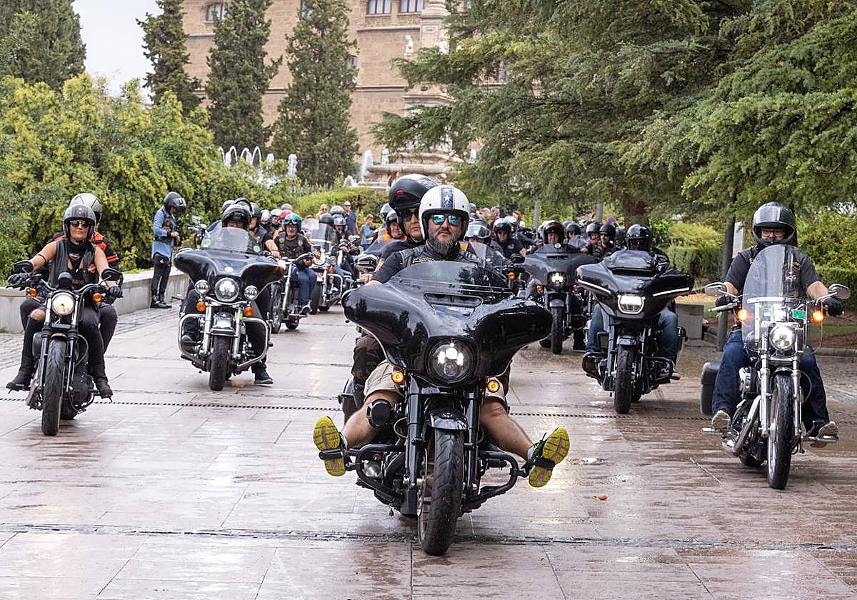 El grupo de moteros atraviesa los Jardines del Triunfo con su Harley Davisons.