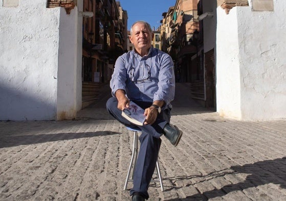 Juan Jesús Hernández en la puerta de San Torcuato de Guadix, donde sucedió todo. jorge pastor