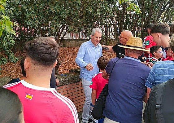 Manolo Lama se fotografía con varios aficionados.