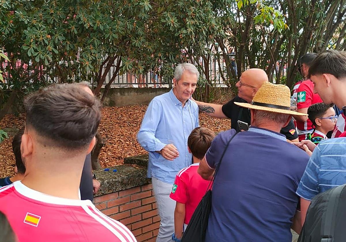 Manolo Lama se fotografía con varios aficionados.