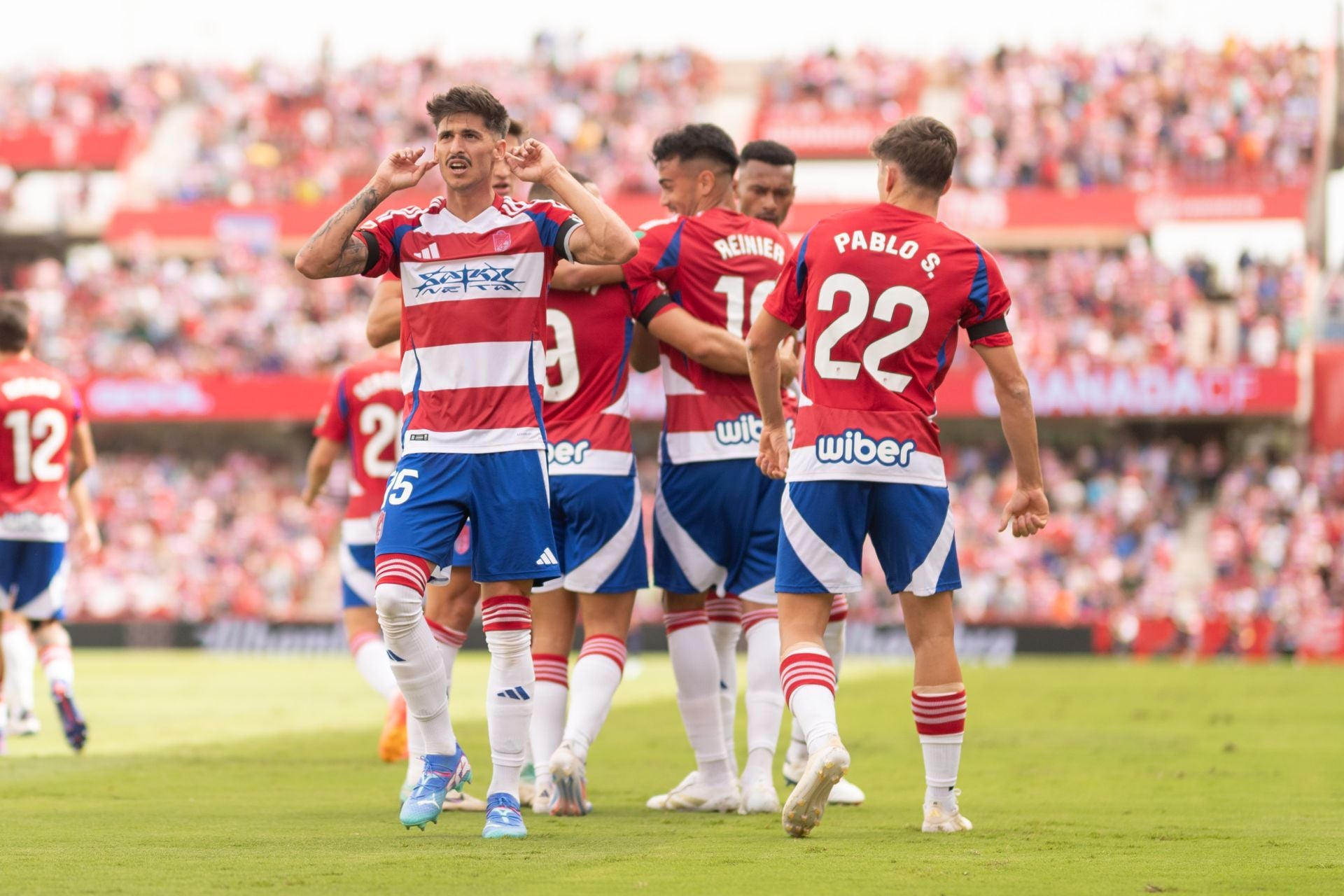 Carlos Neva pide a la grada más ánimo señalándose las orejas tras el gol que adelantó al Granada en el partido ante el Deportivo.