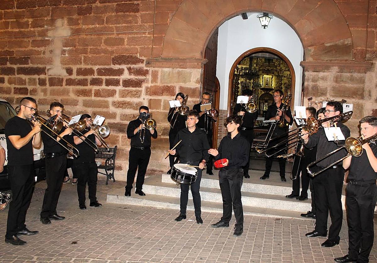 Cinco trombonistas en las fiestas medievales de Vilches.