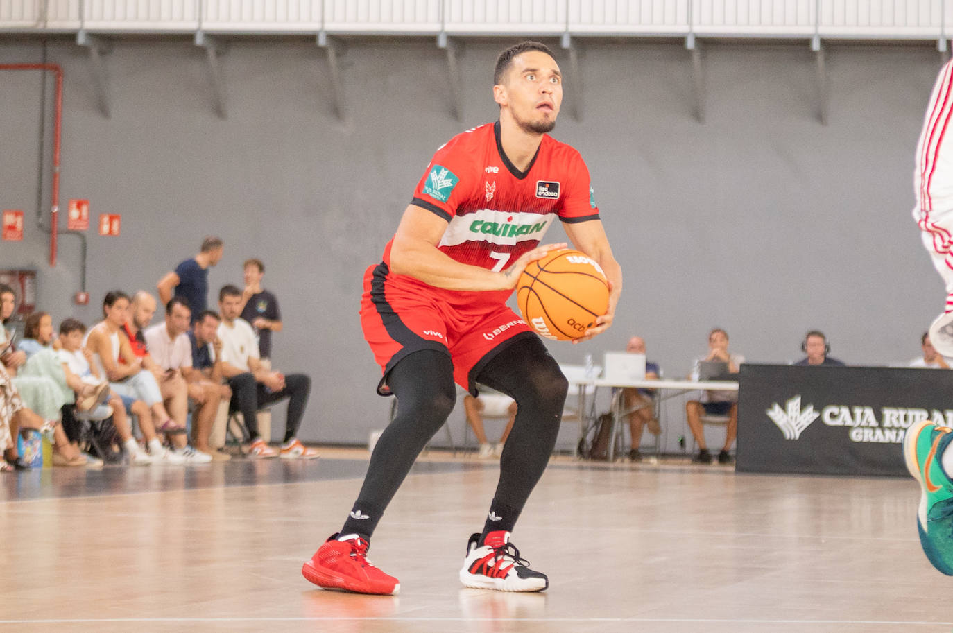 Scott Bamforth se prepara para lanzar un triple ante el Flamengo.