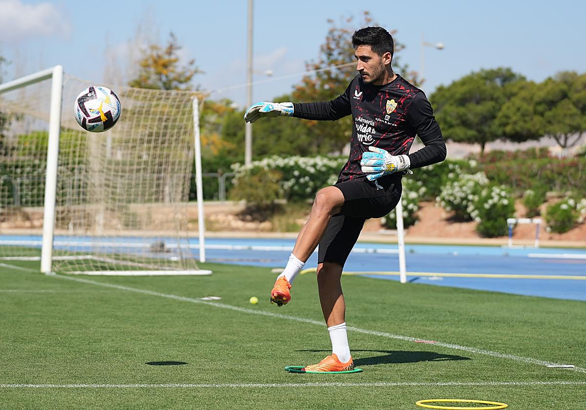 Mariño, en su etapa en el Almería.