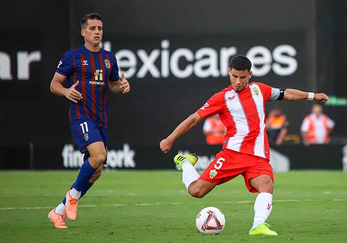 Imagen principal - Arriba, Lucas Robertone dispara con Juanto Ortuño detrás Abajo a la izquierda, una posible falta sobre Sergio Arribas y, a la derecha, Luis Suárez muestra su desconsuelo con Muñiz Muñoz.