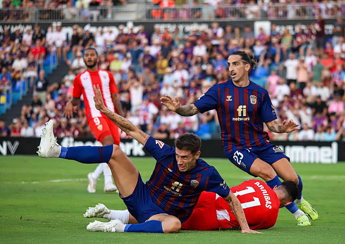 Imagen secundaria 1 - Arriba, Lucas Robertone dispara con Juanto Ortuño detrás Abajo a la izquierda, una posible falta sobre Sergio Arribas y, a la derecha, Luis Suárez muestra su desconsuelo con Muñiz Muñoz.