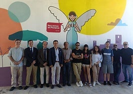 Foto de familia de los artistas y colaboradores de la iniciativa, junto a las autoridades.