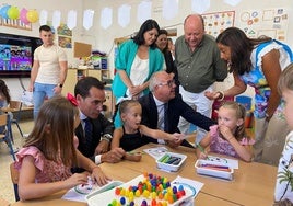 El delegado Jesús Estrella en clase junto a los escolares