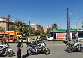 Accidente entre el metro y un coche en avenida Federico García Lorca