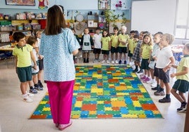 Profesora en una clase de Infantil.