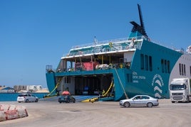 Buque atracado en el Puerto de Motril.