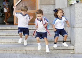 Adri, Pablo y Gabriela saltan a su primer día de cole.