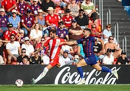 Leo Baptistao, con Sergio Ortuño encimándole, arma la pierna para disparar.