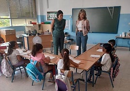 María Segovia y Marible López visitan el colegio 'San José de Calasanz'.