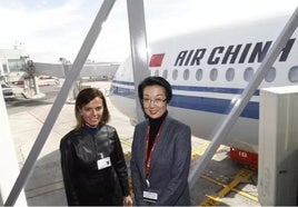 La concejala delegada de Turismo de Madrid, Almudena Maillo, junto a la directora general de Air China Madrid, Yinghui Zhang