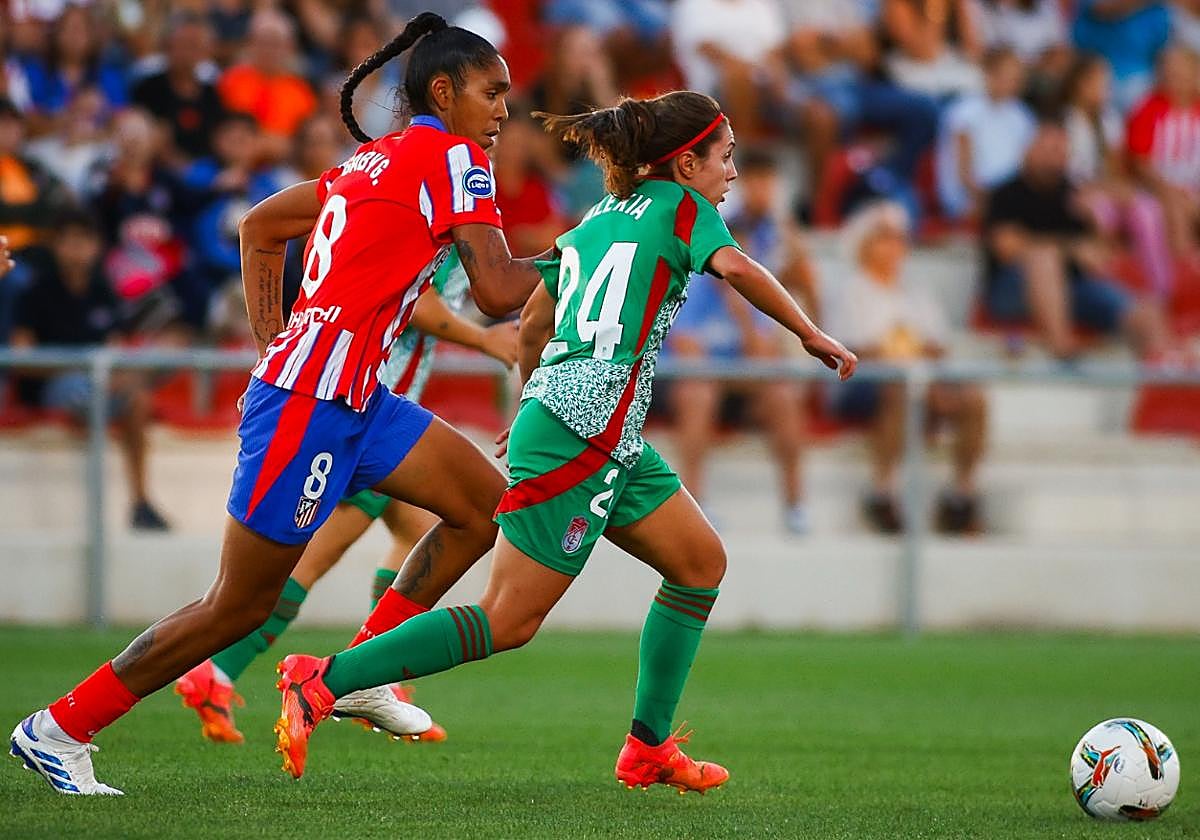 Alexia, de verde, corre ante la marca de la colchonera Gaby.