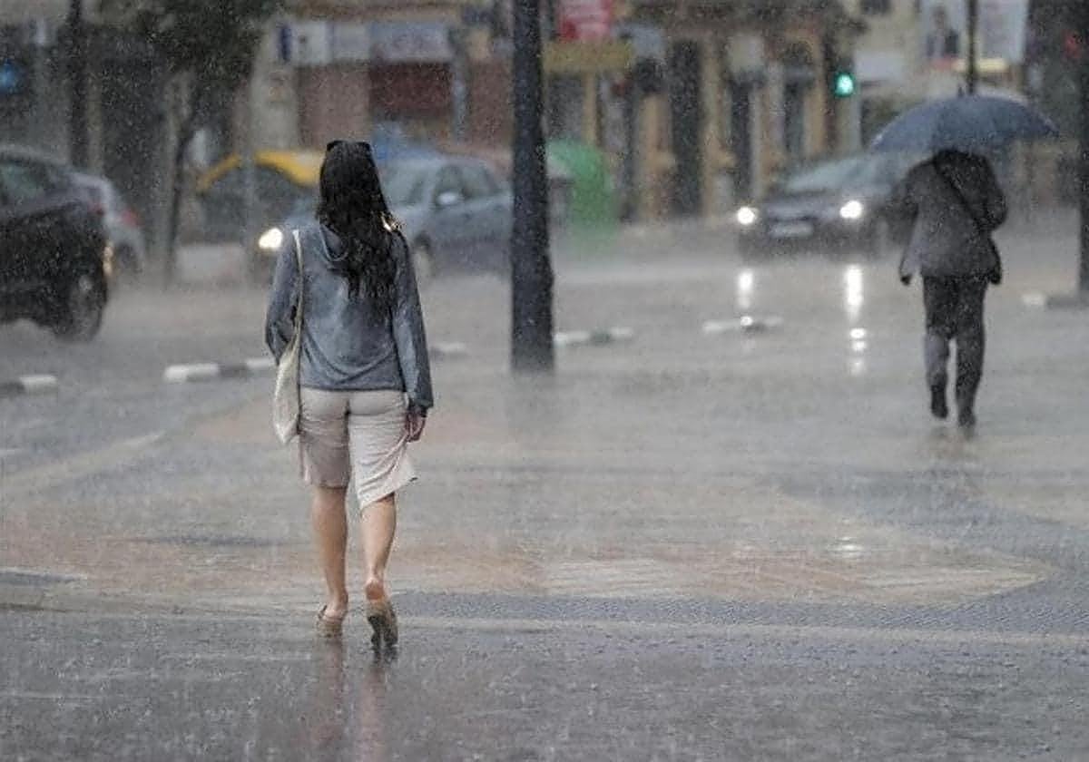 Las tormentas y el desplome térmico llegan a la Península: así afectará a Andalucía.