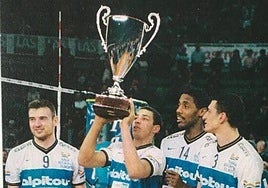 Alain Roca con Grbic, Iosvhany Hernández y Luigi Mastrangelo, con Cuneo.