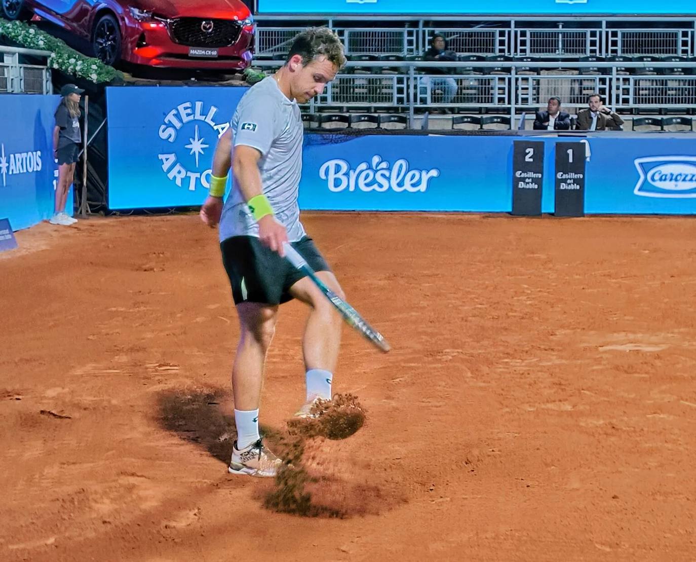 Roberto Carballés limpia la pista con la zapatilla.