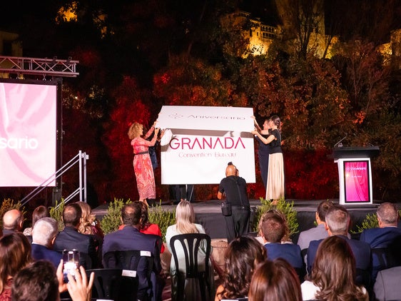 Momento en que se descubrió el nuevo logo de Granada Convention Bureau.