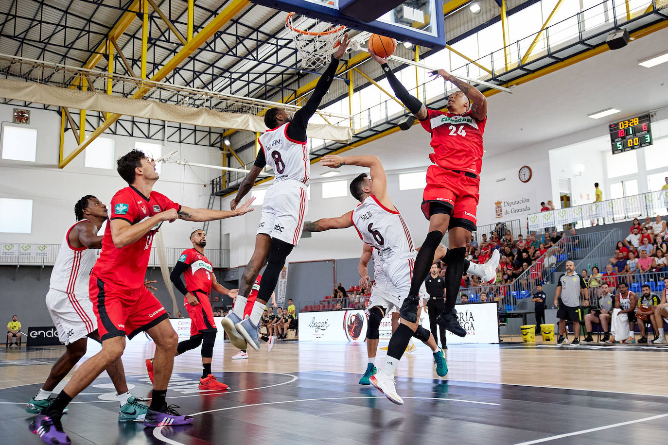 Jacob Wiley se eleva contra el Flamengo en el pabellón de la Ciudad Deportiva Diputación.